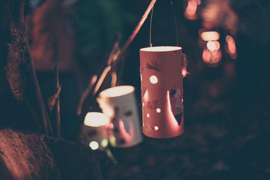 Selbst gebastelte Laternen leuchten nachts im Wald